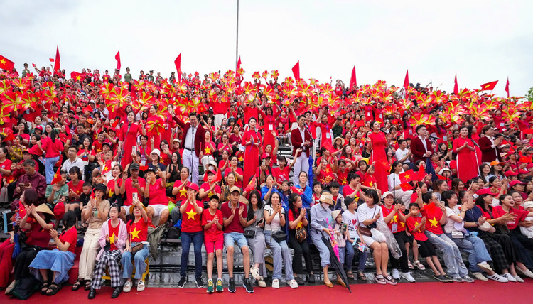 Hàng ngàn người xem duyệt đội ngũ, diễu hành quần chúng ở Hải Phòng - Hình 3 Hang ngan nguoi xem duyet doi ngu, dieu hanh quan chung o Hai Phong-Hinh-3