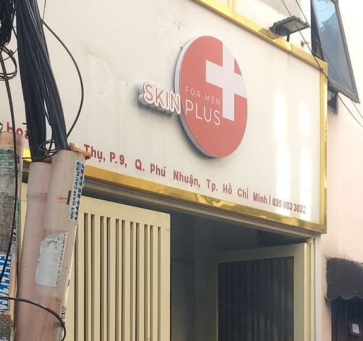 “Dr. Meso Clinic” được thay bằng bảng hiệu có tên &quot;Skin Plus For Men&quot; nhưng vẫn giữ lại số điện thoại cũ. Ảnh: Hữu Thông.