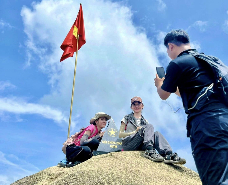 Check-in tại chóp đỉnh núi Chứa Chan - 837m là mục tiêu của nhiều du khách