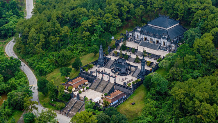 Vẻ đẹp cổ kính của Lăng Vua Khai Định nhìn từ trên cao. Ảnh BTC