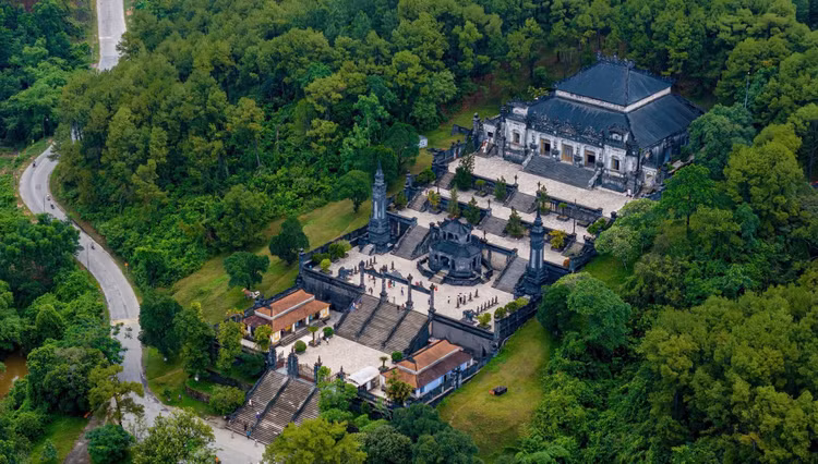 Vẻ đẹp cổ kính của Lăng Vua Khai Định nhìn từ trên cao. Ảnh BTC