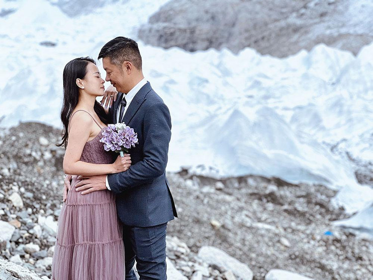 Anh Cường nói: &quot;Từ khi yêu nhau, chúng tôi luôn đặt ra những mục tiêu đủ lớn để 2 người cùng hướng tới, cùng nhau vượt qua mọi khó khăn trở ngại của cuộc sống. Và việc leo lên Everest này cũng là một trong những mục tiêu mà chúng tôi phải cùng nhau thực hiện trong cuộc đời. Và còn gì tuyệt vời hơn khi tôi có thể cầu hôn với người mình yêu thương tại nơi gần với vũ trụ nhất mà con người có thể leo bộ đến được. Khởi đầu cho một hành trình mới của cuộc đời bằng một thử thách đủ lớn, đủ khó khăn, chúng tôi tin rằng mình sẽ còn có thể bên nhau chinh phục những mục tiêu lớn hơn nữa trong phần đời còn lại&quot;.