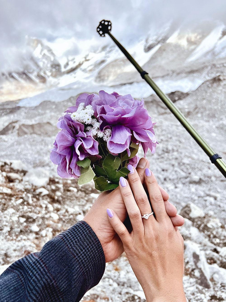 &quot;Lúc này tôi chỉ biết biết ơn anh ấy vì đã cho tôi có được giây phút hạnh phúc tuyệt vời, khi được làm điều này ở trên nóc nhà thế giới. Cuộc sống vốn dĩ luôn có những khó khăn, thử thách, nhưng tôi tin rằng qua hơn 10 ngày leo được đến đây, chúng tôi trong tương lai sẽ cùng nắm tay nhau vượt qua tất cả để có được hạnh phúc của mình&quot;, chị Linh cho hay.