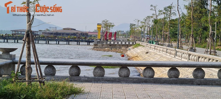 Đầm Lập An là một trong những điểm đến hấp dẫn cả du khách trong và ngoài nước khi đặt chân tới vùng đất cố đô.