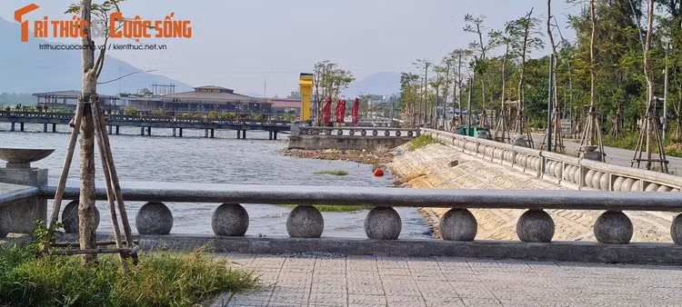 Đầm Lập An là một trong những điểm đến hấp dẫn cả du khách trong và ngoài nước khi đặt chân tới vùng đất cố đô.