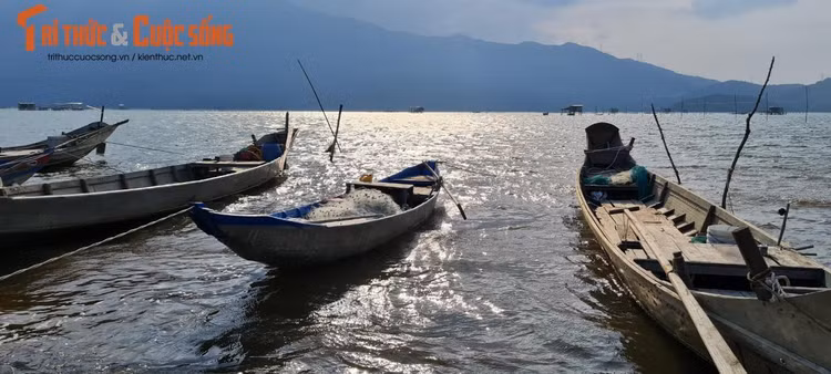 Giống với xứ cố đô mơ màng, đầm Lập An Huế cũng mang trong mình nét đẹp tĩnh lặng, lãng mạn nhưng không kém phần hùng vĩ mà thiên nhiên ban tặng.