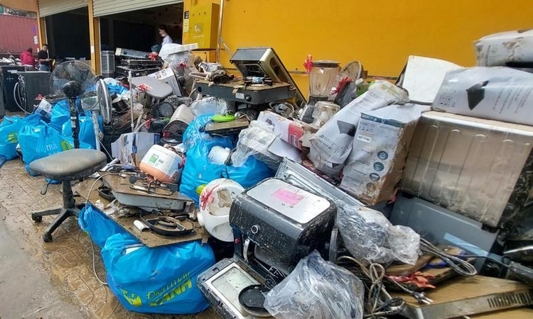 Siêu thị Điện Máy Xanh tại Đà Nẵng bị ảnh hưởng nặng nề sau trận lũ lớn ngày 14/10.