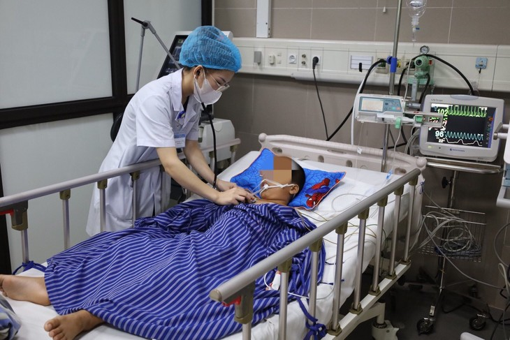 Thăm khám cho bệnh nhân áp xe gan ở Bệnh viện đa khoa Lạng Sơn