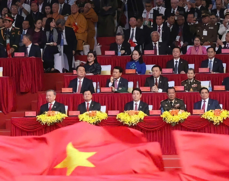 Lễ kỷ niệm, diễu binh, diễu hành và các hoạt động kỷ niệm 50 năm Ngày Giải phóng miền Nam, thống nhất đất nước (30/4/1975 - 30/4/2025) khai mạc vào lúc 7h00 sáng 30/4 tại TP HCM. Tham dự buổi lễ có Tổng Bí thư Tô Lâm, Chủ tịch nước Lương Cường, Chủ tịch Quốc hội Trần Thanh Mẫn, Thủ tướng Chính phủ Phạm Minh Chính, các lãnh đạo, nguyên lãnh đạo Đảng, Nhà nước, Mặt trận Tổ quốc Việt Nam; đại diện các ban, bộ, ngành Trung ương; lãnh đạo TP HCM và lãnh đạo các tỉnh, thành phố trực thuộc Trung ương. Đến dự buổi lễ còn có lãnh đạo các nước trên thế giới, các chính đảng và bạn bè quốc tế.