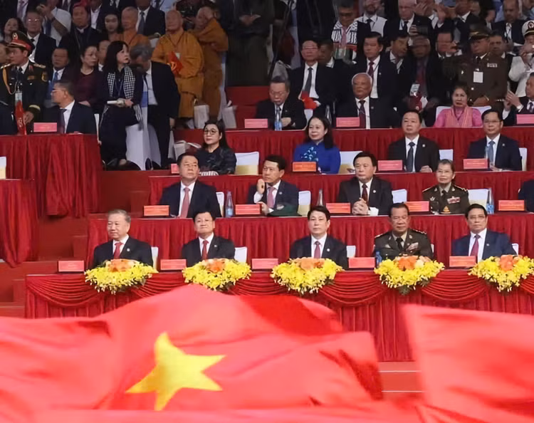 Lễ kỷ niệm, diễu binh, diễu hành và các hoạt động kỷ niệm 50 năm Ngày Giải phóng miền Nam, thống nhất đất nước (30/4/1975 - 30/4/2025) khai mạc vào lúc 7h00 sáng 30/4 tại TP HCM. Tham dự buổi lễ có Tổng Bí thư Tô Lâm, Chủ tịch nước Lương Cường, Chủ tịch Quốc hội Trần Thanh Mẫn, Thủ tướng Chính phủ Phạm Minh Chính, các lãnh đạo, nguyên lãnh đạo Đảng, Nhà nước, Mặt trận Tổ quốc Việt Nam; đại diện các ban, bộ, ngành Trung ương; lãnh đạo TP HCM và lãnh đạo các tỉnh, thành phố trực thuộc Trung ương. Đến dự buổi lễ còn có lãnh đạo các nước trên thế giới, các chính đảng và bạn bè quốc tế.