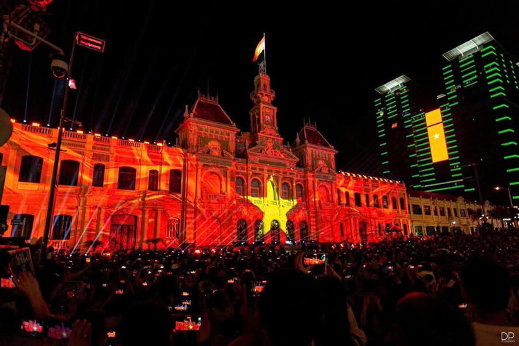 Tối 30/4, tại TP HCM tiếp tục diễn ra nhiều sự kiện văn hóa, nghệ thuật đặc sắc. Trong đó, hoạt động trình chiếu 3D mapping được tổ chức tại tòa nhà trụ sở HĐND, UBND TP HCM và chương trình nhạc giao hưởng đặc sắc diễn ra trên phố đi bộ Nguyễn Huệ cũng thu hút đông đảo người dân tham dự.