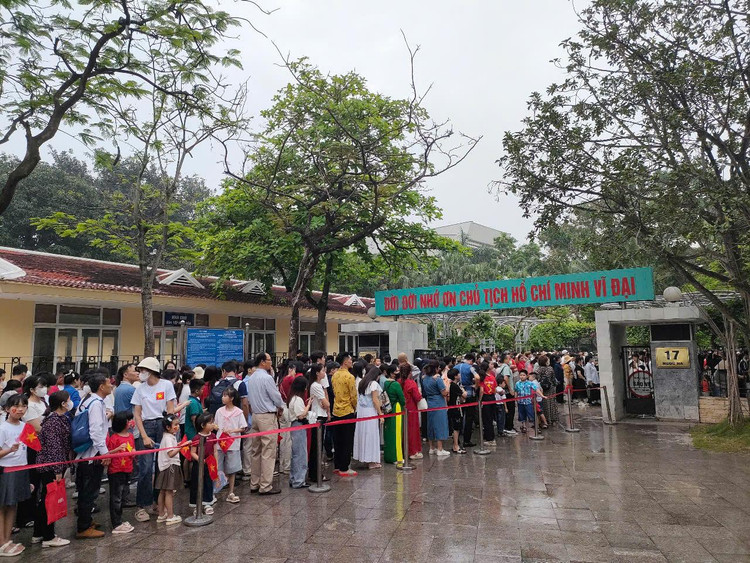Ngay sau lễ chào cờ, người dân xếp hàng dài chờ đến lượt vào viếng Lăng Bác.