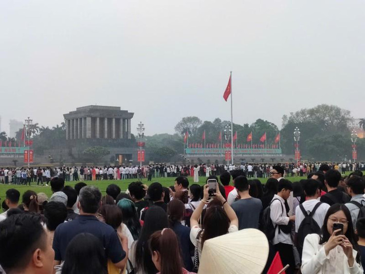 Cũng trong sáng 30/4, tại Lăng Chủ tịch Hồ Chí Minh, hàng nghìn người dân Thủ đô Hà Nội và du khách đã có mặt từ sáng sớm dự lễ chào cờ.