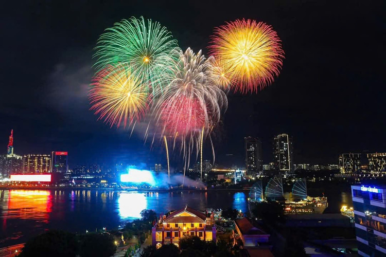 Cùng với đó, TP HCM cũng tổ chức bắn pháo hoa đồng loạt ở 30 địa điểm. Trong khi đó, hoạt động được nhiều người dân quan tâm là màn trình diễn 10.500 drone trên không gian sông Sài Gòn đã không diễn ra, mà được chuyển sang trình diễn vào tối 1/5.
