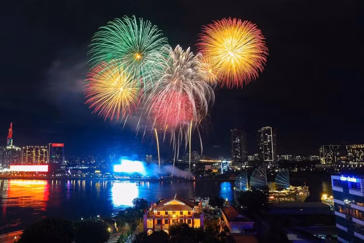 Cùng với đó, TP HCM cũng tổ chức bắn pháo hoa đồng loạt ở 30 địa điểm. Trong khi đó, hoạt động được nhiều người dân quan tâm là màn trình diễn 10.500 drone trên không gian sông Sài Gòn đã không diễn ra, mà được chuyển sang trình diễn vào tối 1/5.