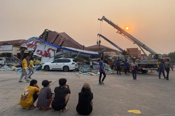 Một tòa nhà bị hư hại ở Chợ ThaPyayGone sau trận động đất ở Naypyidaw, Myanmar. (Ảnh: Yonhap)