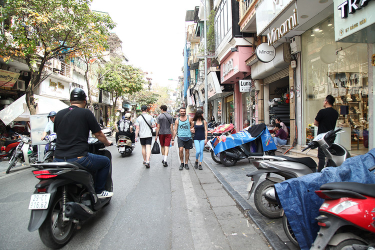 Do vỉa hè trên phố cổ nhỏ hẹp, du khách vẫn phải đi bộ dưới lòng đường.