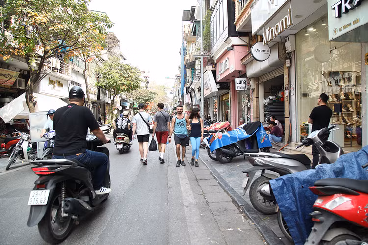 Do vỉa hè trên phố cổ nhỏ hẹp, du khách vẫn phải đi bộ dưới lòng đường.