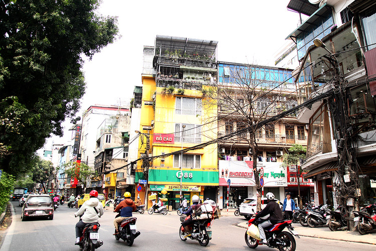 Vị trí chi nhánh tại ngã ba đường Láng – Chùa Láng (Quận Đống Đa). Với vị trí có 02 mặt tiền, đắc địa có giá thuê lên đến hàng chục triệu/tháng.