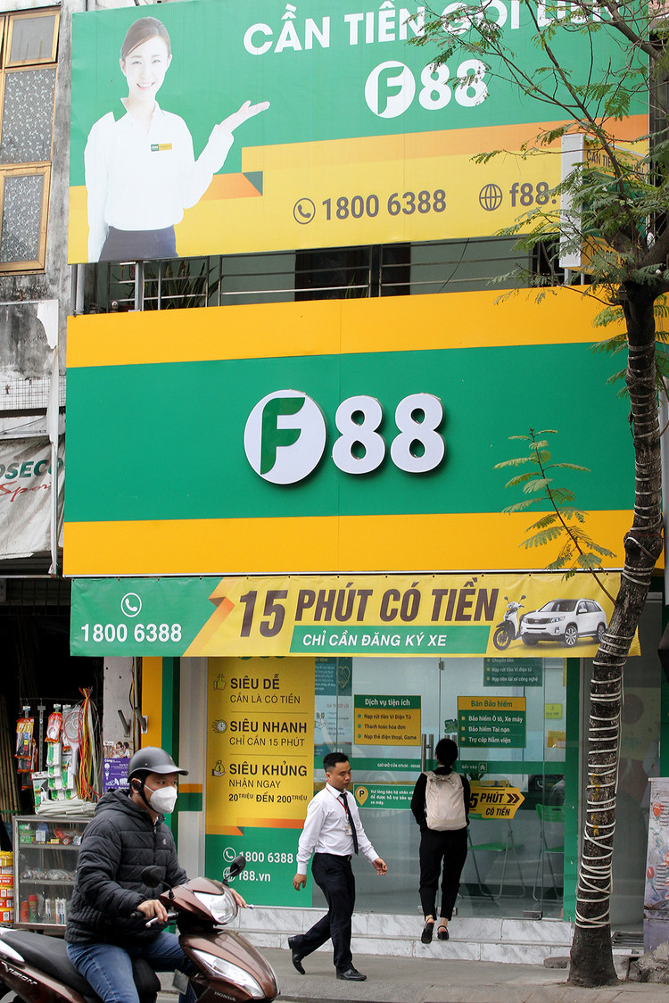 Khách hàng đến một chi nhánh F88 ở Hà Nội.