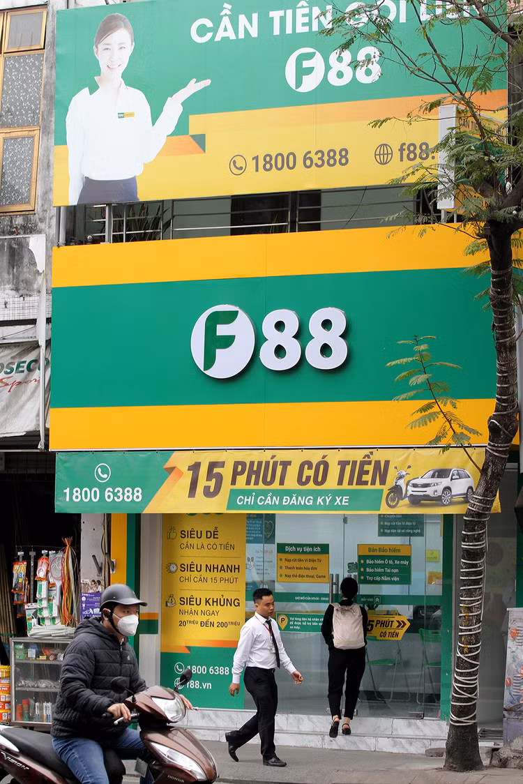 Khách hàng đến một chi nhánh F88 ở Hà Nội.