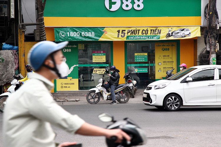 Trên các biển hiệu luôn có những lời quảng cáo như: “Cần tiền gọi liền F88”