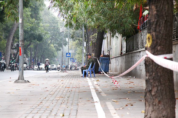 Phường Trần Hưng Đạo đã cắt cử người túc trực để không còn tái diễn việc để ô tô trên vỉa hè như trước đây.