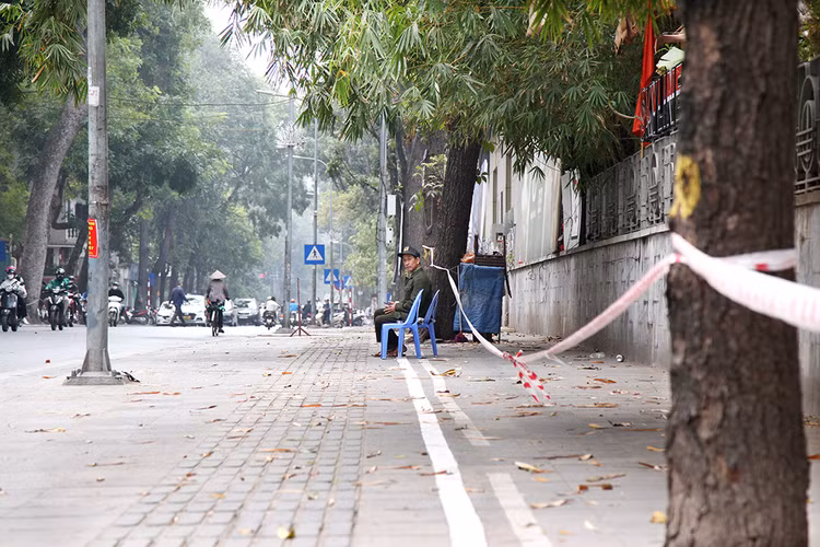Phường Trần Hưng Đạo đã cắt cử người túc trực để không còn tái diễn việc để ô tô trên vỉa hè như trước đây.