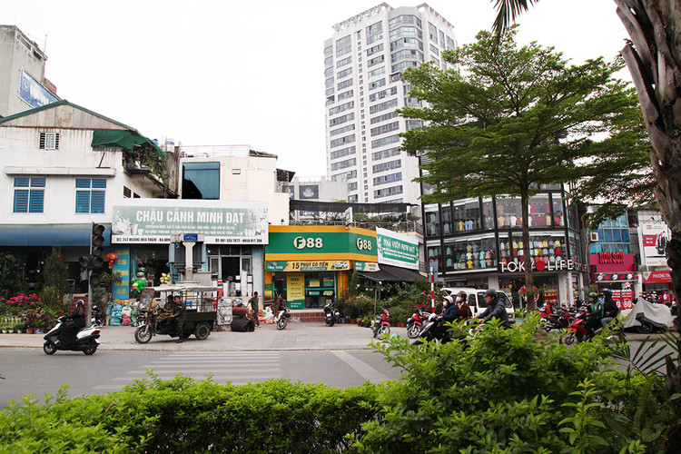 Cửa hàng F88 ở cuối phố Hoàng Hoa Thám tiếp nối với đường Bưởi.