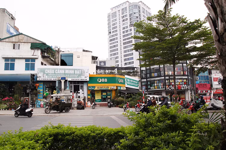 Cửa hàng F88 ở cuối phố Hoàng Hoa Thám tiếp nối với đường Bưởi.