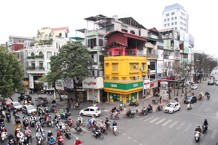 Hầu hết các văn phòng giao dịch vẫn hoạt động bình thường trên địa bàn Hà Nội. Biển hiệu thương hiệu của F88 có hai màu đặc trưng là vàng và xanh lá cây.
