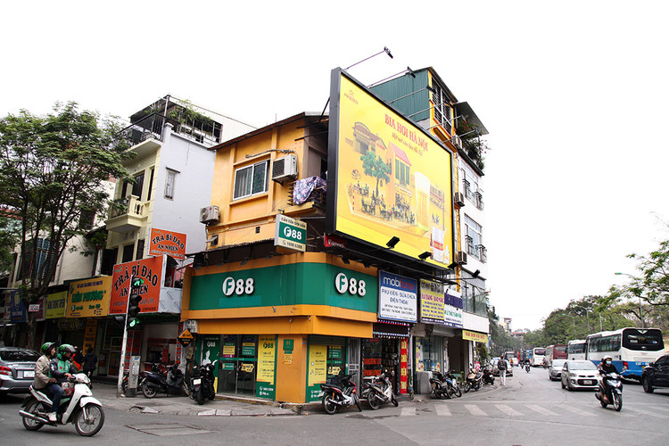 Các văn phòng giao dịch của F88 thường nằm tại các góc phố có 2 mặt tiền. Chi nhánh F88 này đặt tại ngã tư Đội Cấn - Ngọc Hà, Ba Đình.