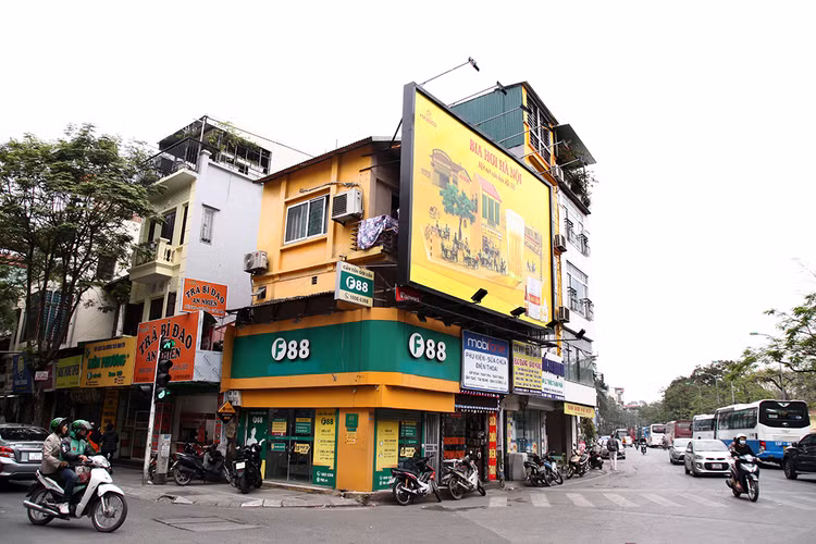 Các văn phòng giao dịch của F88 thường nằm tại các góc phố có 2 mặt tiền. Chi nhánh F88 này đặt tại ngã tư Đội Cấn - Ngọc Hà, Ba Đình.