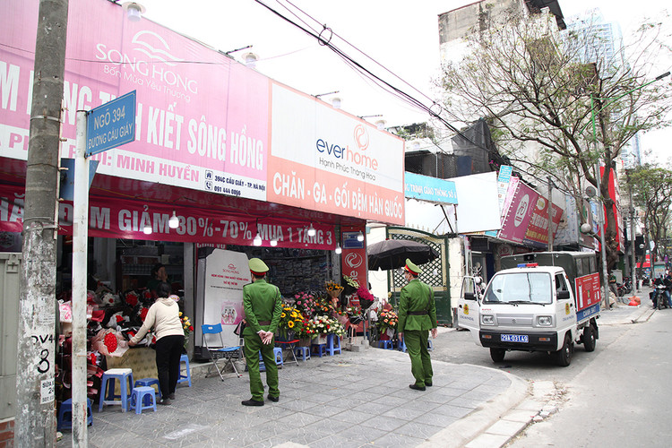 Công an phường Dịch Vọng tuyên truyền nhắc nhở các hộ kinh doanh thu dọn, không lấn chiếm vỉa hè.