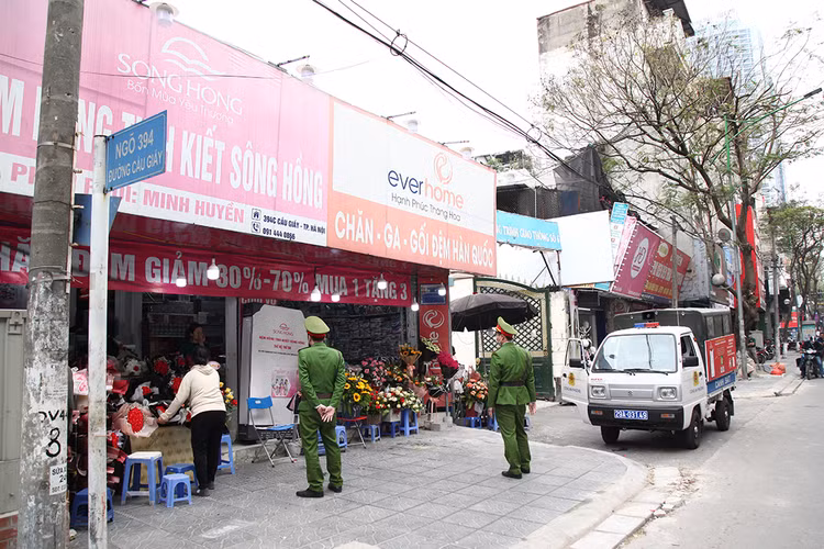 Công an phường Dịch Vọng tuyên truyền nhắc nhở các hộ kinh doanh thu dọn, không lấn chiếm vỉa hè.