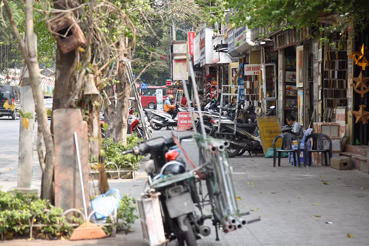 Tuy nhiên trên nhiều tuyến phố vẫn còn tái lấn chiếm của các hộ kinh doanh khi vắng lực lượng chức năng.