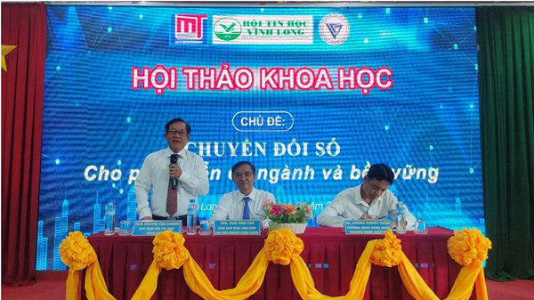 Ông Thái Văn Tào - Phó Chủ tịch Liên hiệp Hội tỉnh Vĩnh Long, ông Nguyễn Tấn Dương - Chủ tịch Hội Tin học tỉnh và Trưởng khoa Công nghệ Trường Đại học Xây dựng Miền Tây Lương Phước Toàn đồng chủ trì hội thảo.