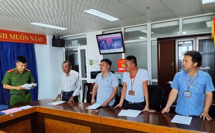 Công an đọc lệnh khởi tố đối với 4 bị can (ảnh CACC) Công an đọc lệnh khởi tố đối với 4 bị can (ảnh CACC)