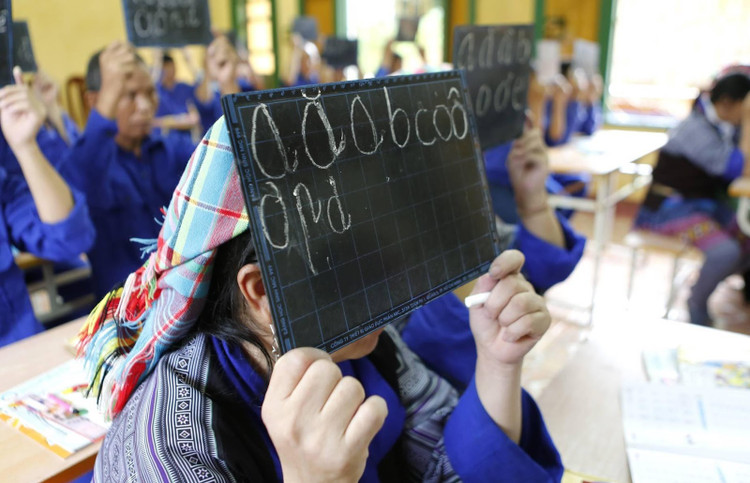 Học viên tại Cơ sở Cai nghiện ma túy tỉnh Yên Bái tập viết chữ. Ảnh: Tuấn Anh - TTXVN