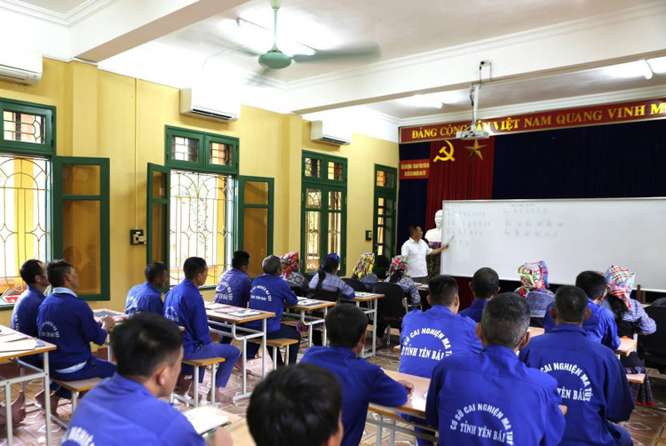 Học viên tập viết. Ảnh: Tuấn Anh - TTXVN