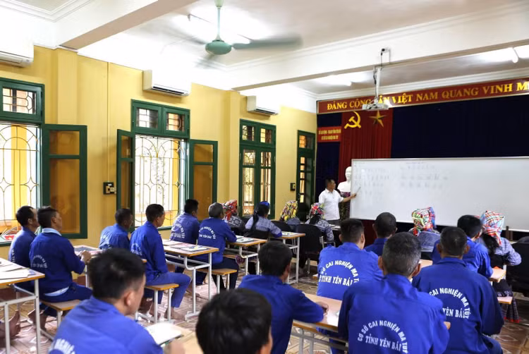 Học viên tập viết. Ảnh: Tuấn Anh - TTXVN