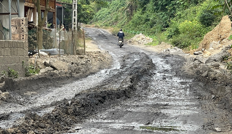 Nhiều đoạn đường đất xe chở than chạy qua đã gây hư hỏng, gồ ghề, lầy lội.