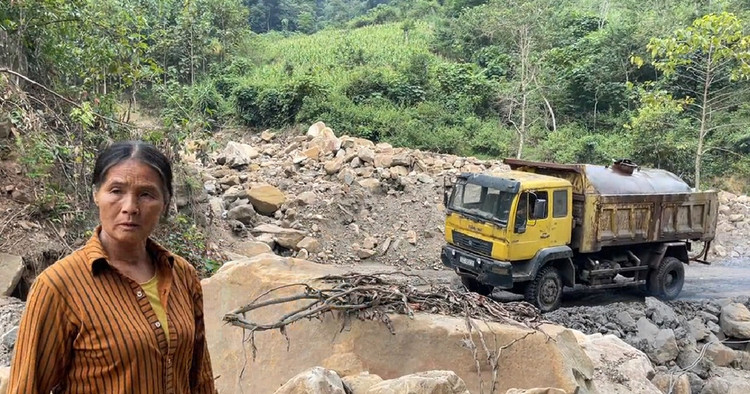 Bà Mùi Thị Xịch (người dân bản Nà Lồi) có nhà gần mỏ than nơm nớp lo sợ bị vùi lấp nhà cửa, tính mạng.