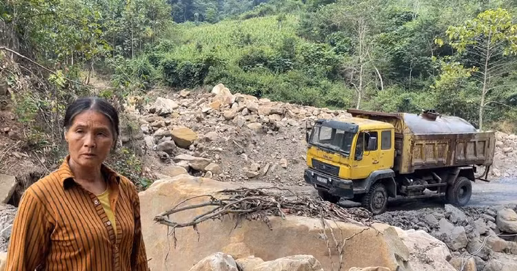 Bà Mùi Thị Xịch (người dân bản Nà Lồi) có nhà gần mỏ than nơm nớp lo sợ bị vùi lấp nhà cửa, tính mạng.