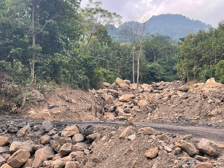 Dọc con suối chảy về bến Lỗi vẫn còn nhiều hòn đá khổng lồ nằm ngổn ngang.