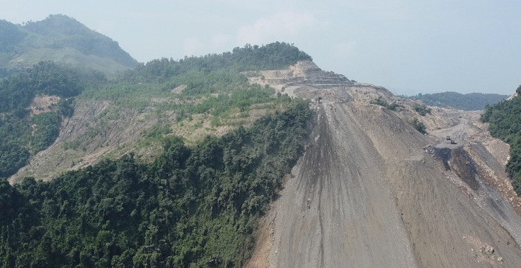 Hoạt động khai thác, đổ đất đá tại mỏ than suối Bàng.