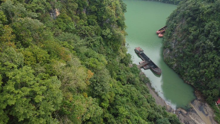 Bãi tập kết than ở bến Lồi, nằm trên bờ sông Đà nguy cơ gây ô nhiễm lòng sông.