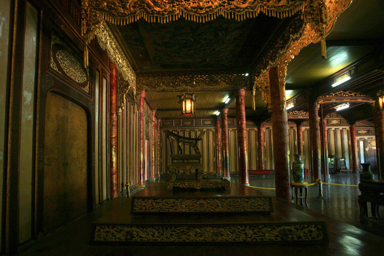 Ngai vàng trong điện Thái Hòa. Ảnh: Quốc Lê.