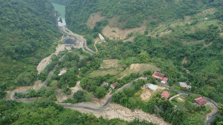 Các hộ dân nằm trong vùng nguy cơ sạt lở ảnh hưởng bởi mỏ than suối Bàng.