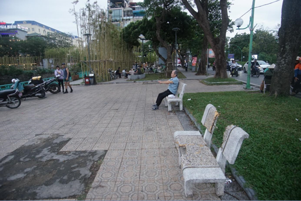 Vẫn còn chiếc ghế đá bị vỡ hỏng tồn tại.